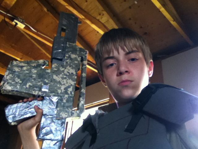  photo my_new_colonial_marine_armor_with_pulse_rifle_by_iac300-d5b0piv.jpg
