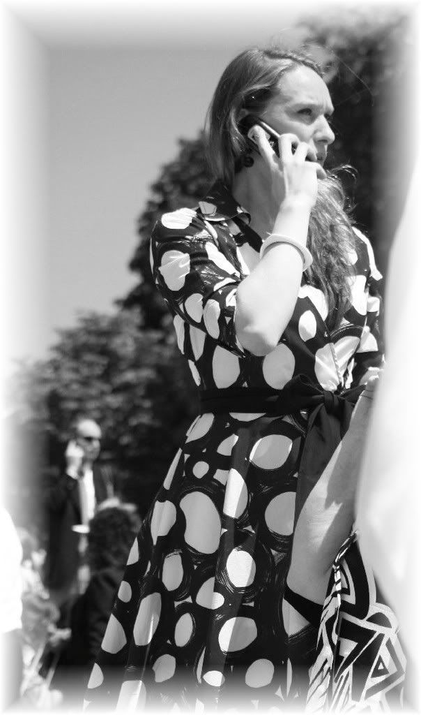 IMAGE: http://i94.photobucket.com/albums/l108/miniflash_2006/black%20and%20white/IMG_5875candid.jpg