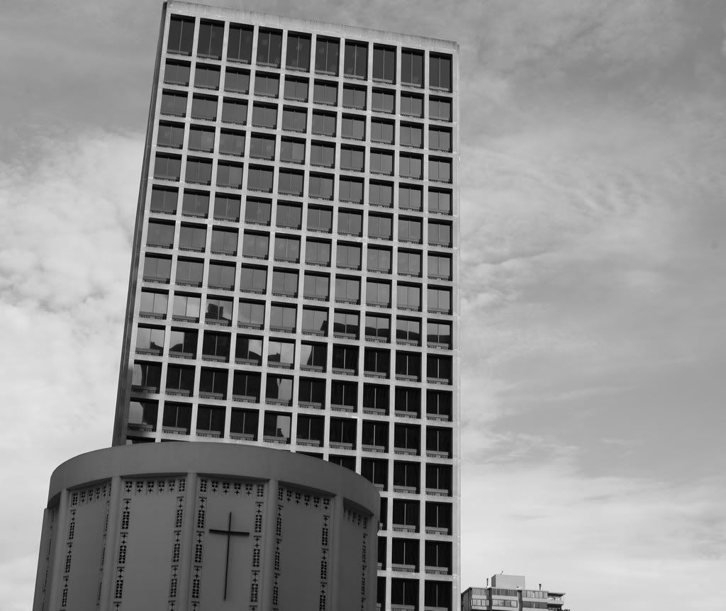 IMAGE: http://i94.photobucket.com/albums/l108/miniflash_2006/black%20and%20white/IMG_6311JPGbw.jpg