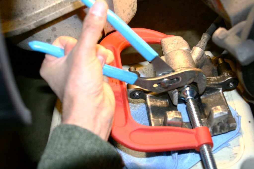 Difficulty compressing the rear brake piston (while rotating). Why