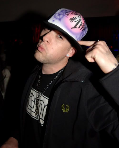 http://i94.photobucket.com/albums/l81/Goregous123/20060905_joel_madden--large-msg-113.jpg